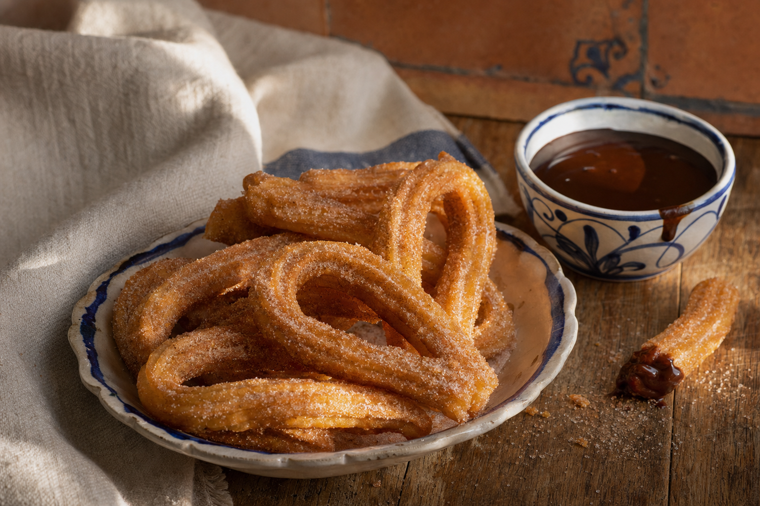 Churros — Knuspriges Spritzgebäck in Zimtzucker – auf Wunsch mit Schokoladensauce zum Dippen